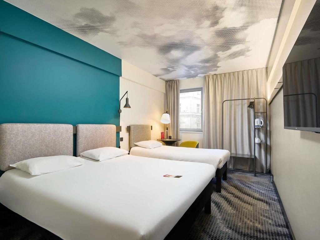 ibis square room
